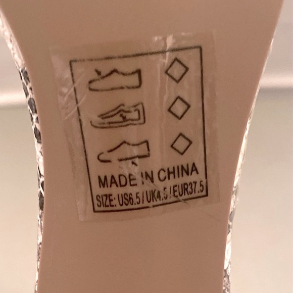 Qupid Snake skin print heel ankle strap buckle side closure shoes NWOB - Picture 9 of 10